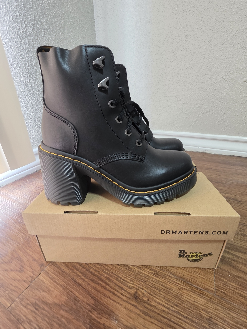 Dr. Martens Jesy Sendal Leather Lace Up Flared Heel Boots Black - Size 7